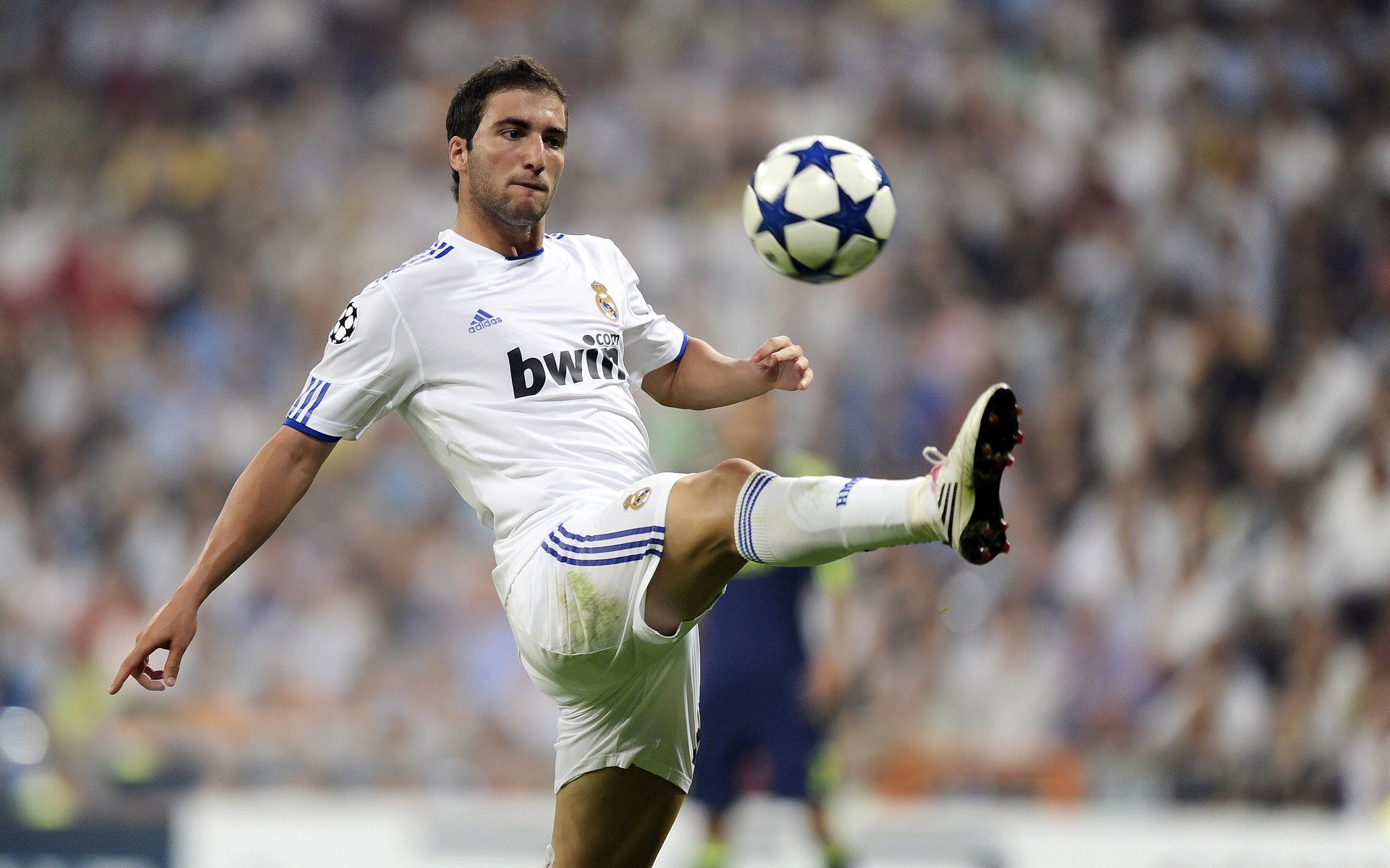 “意甲激烈争夺，年轻新星不断崭露头角”，2021意甲球星