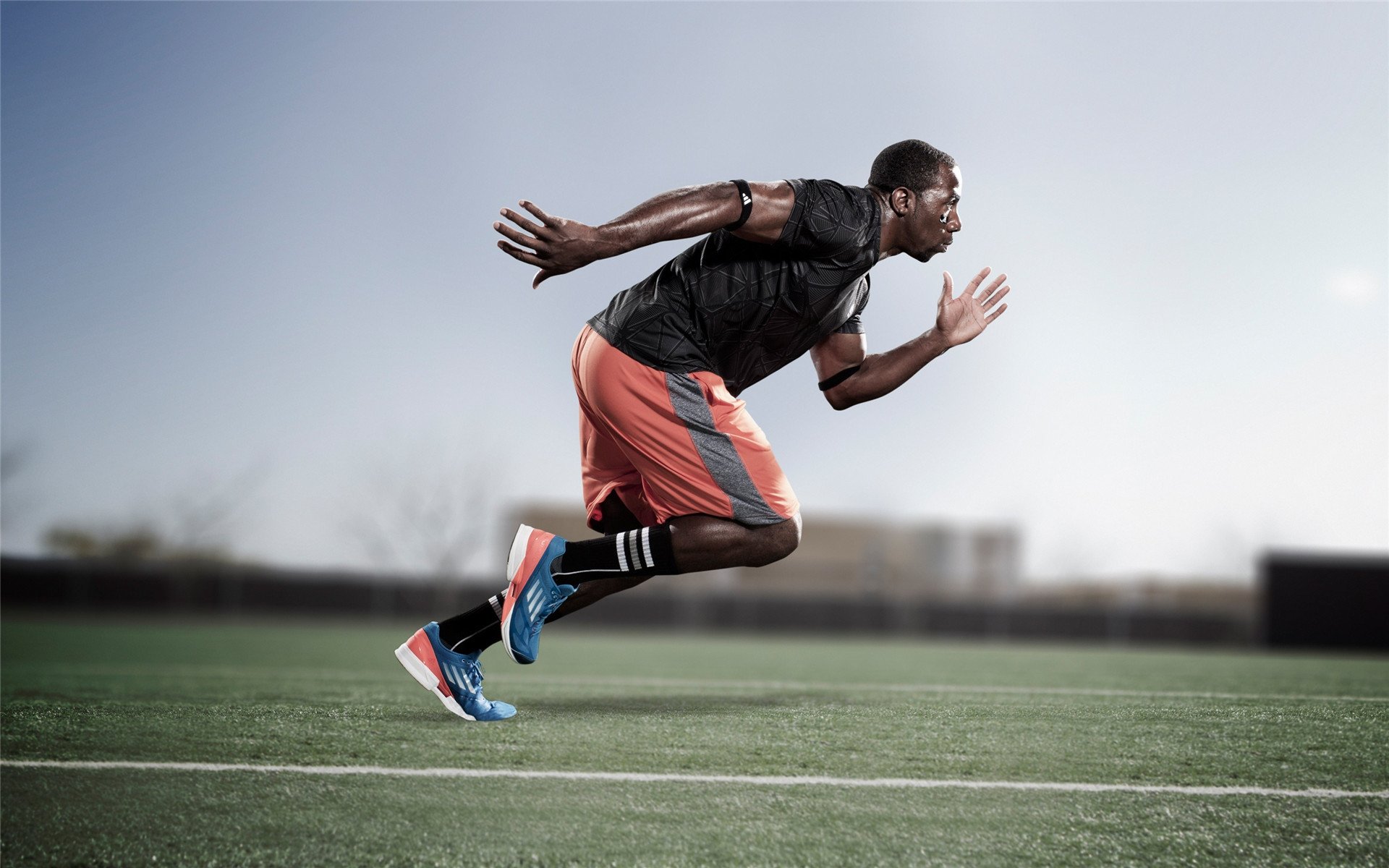 蹦床跳跃大赛，空中舞者的精彩绽放，蹦床跳跃动作